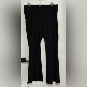 ✨NWT✨Torrid: Women’s Premium Flare Leggings with Pockets- Size 2/2X
